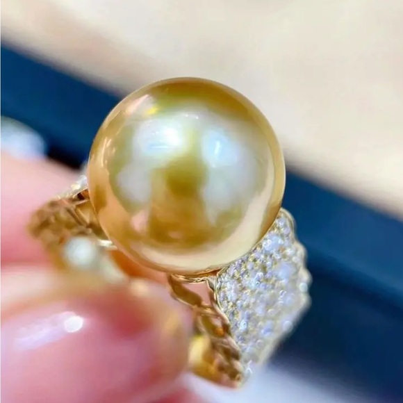 Beautiful gold colour imitation pearl ring - Picture 2 of 3